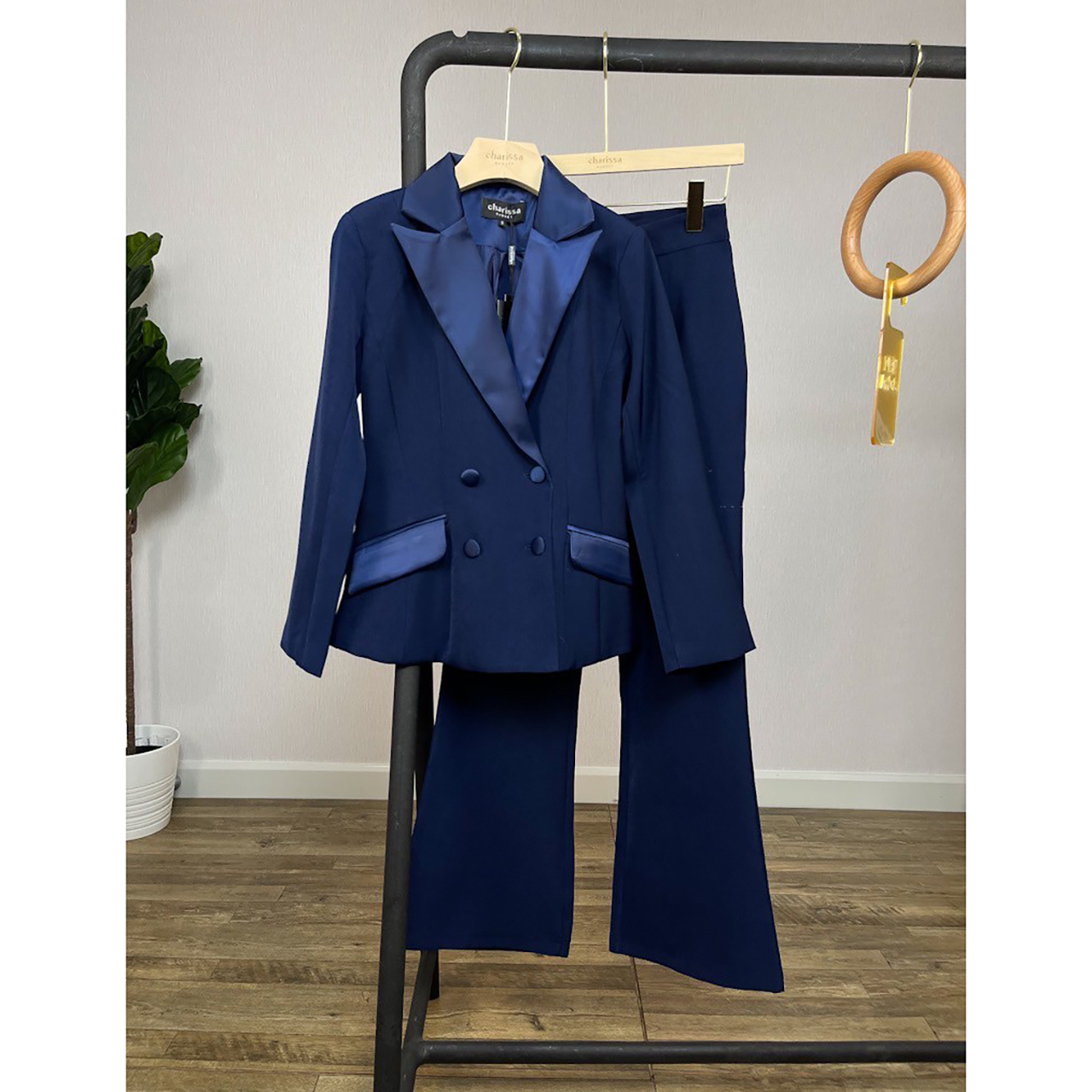 kudapy setเสื้อเบเซอร์และกางเกงขายาวสีกรม เรียบหรู เสื้อสูทแต่งปกผ้าเงาให้ดูเด่น วกระดุมใช้ผ้าเดียวกับปกเสื้อ แมทช์กันออกมาได้สวยดูแพง