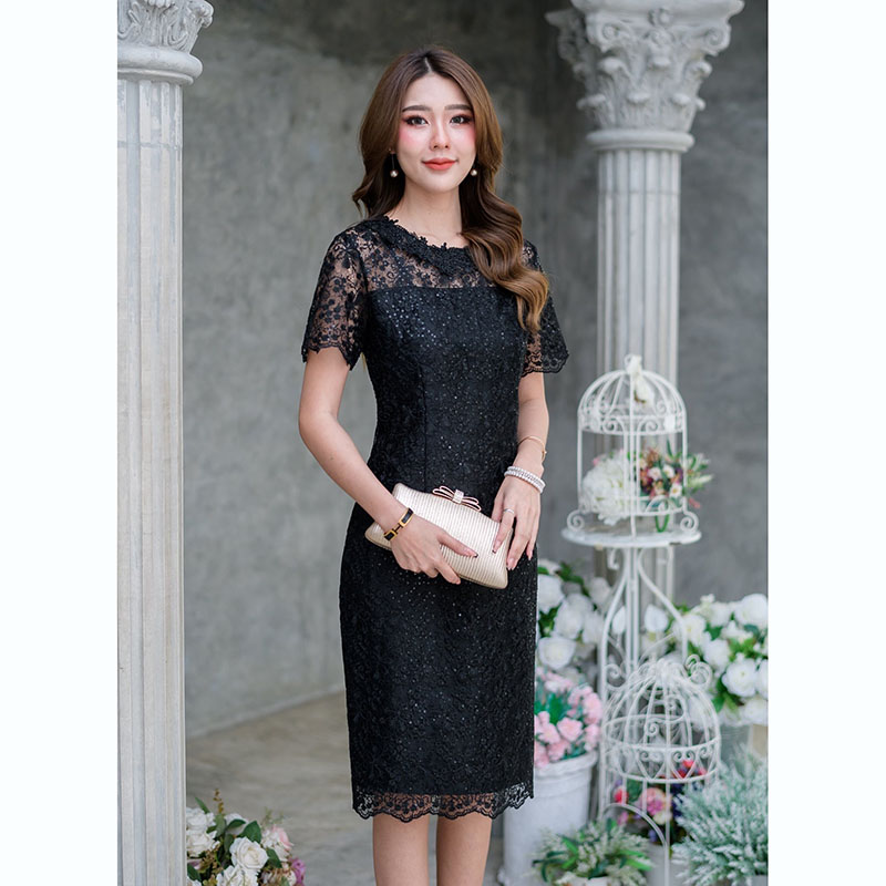 kudapy เดรสสั้นสีดำ เป็นลูกไม้ปักลายสวยงามเนื้อผ้ามีความเงาสวยดูหรูหรา งานปักแซมเลื่อมทั้งชุดสวยวิ้งใส่ออกงานดูสวยแพงมากๆ