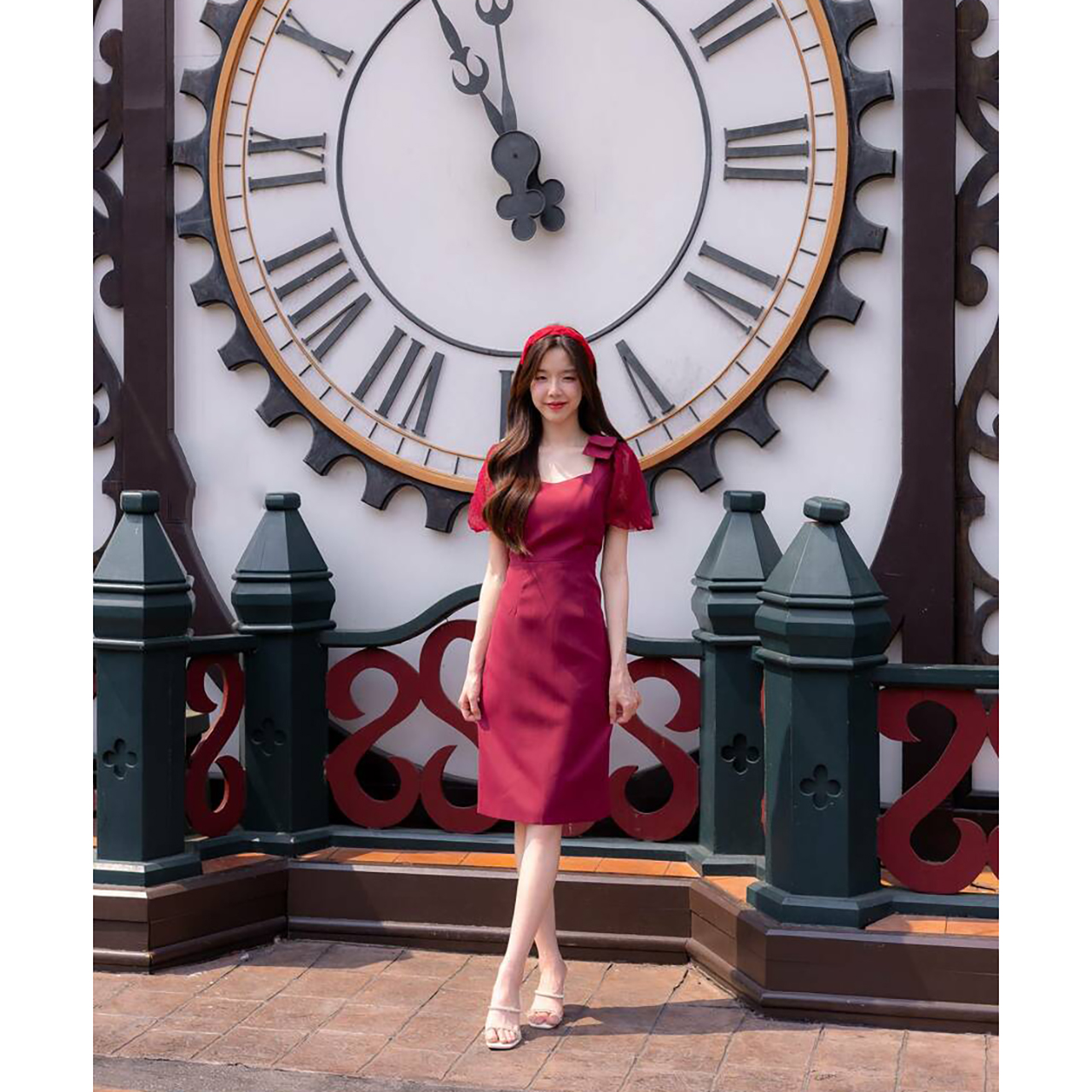 kudapy เดรสสั้นสีขาว/สีชมพุ/สีกรม/สีแดง ออกงานเรียบหรู ประดับเข็มกลัดเพชรสีแดง แขนตุ๊กตา แต่งด้วยโบว์ช่วงไหล่ ลุคคุณนายมากค่า เป็นงานซิปหลังน้า