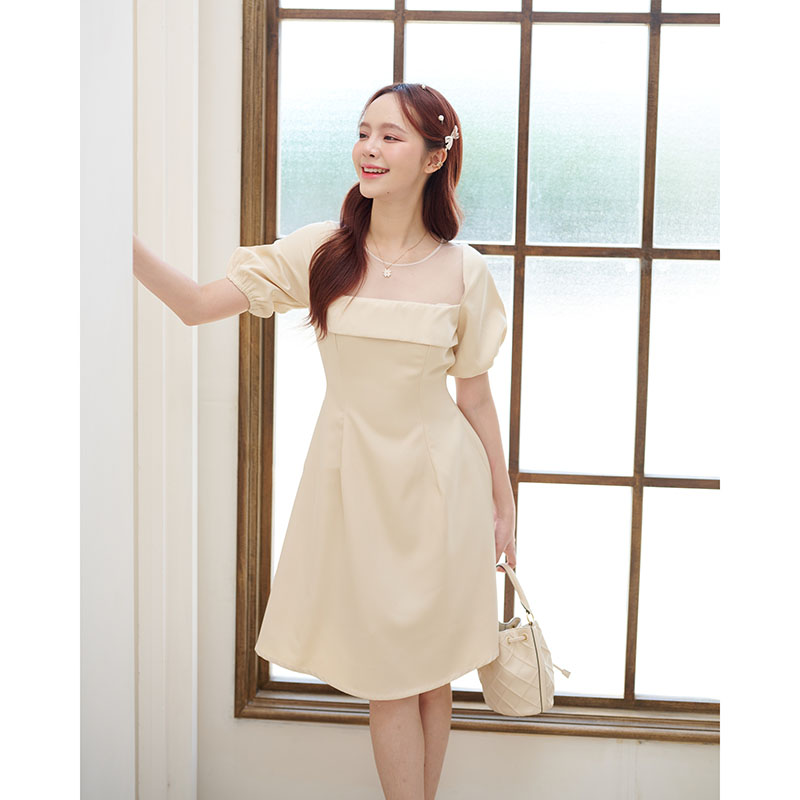 kudapy เดรสสั้นสีชมพู/สีครีม ช่วงเสื้อเป็นคอเหลี่ยมใส่แล้วช่วยให้ดูเพรียว แต่งด้วยผ้าซีทรู ทำให้ดูไม่โป้เกินไป ช่วงอกและเพิ่มดีเทลน่ารักทำคัตติ้งเลเยอร์