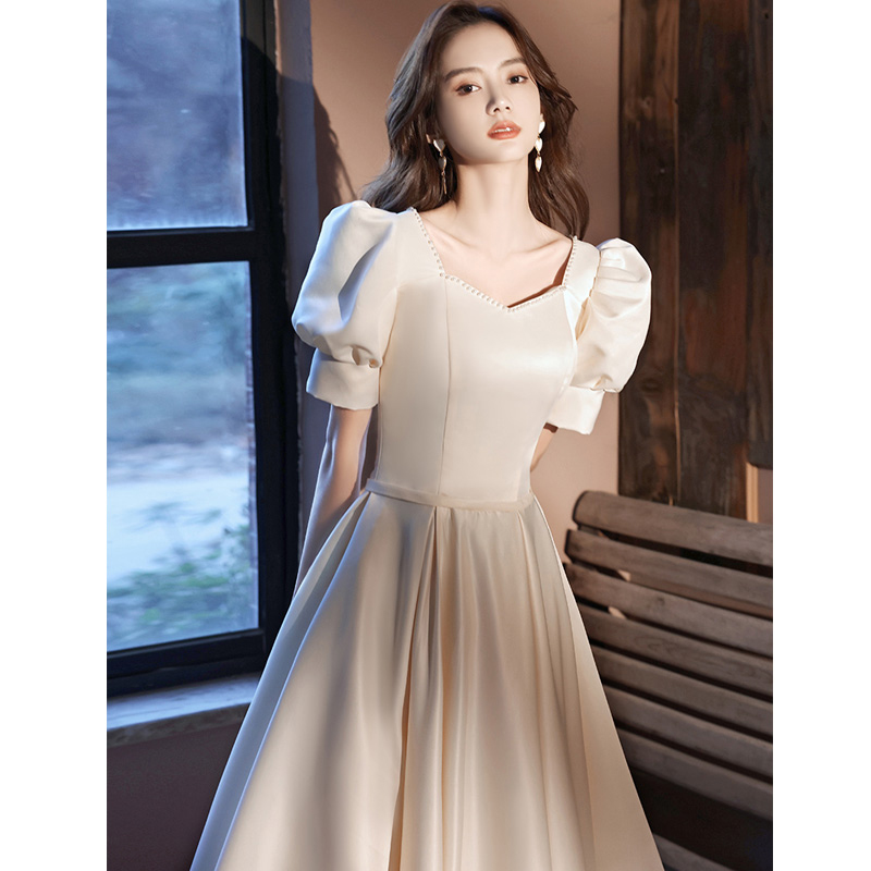 kudapy ชุดเดรสสีครีมผ้าซาติน ดีไซน์สวยแขนเสื้อทรงตุ๊กตา คอเหลี่ยม แต่งคอเสื้อด้วยมุกสีขาวครีมเม็ดเล็กๆ