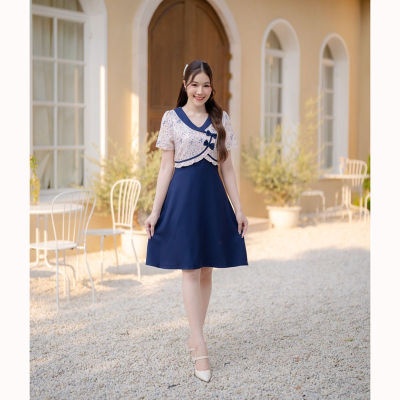 kudapy เดรสสั้นสีเหลือง/สีชมพู/สีกรม คอบัวเสื้อกั๊กทรงระบายเล็กๆ กระโปรงพริ้ว ดีเทลมีกระดุมน่ารักๆติดตรงอก