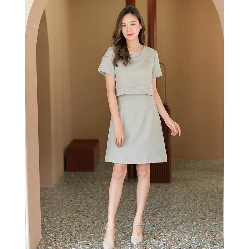 kudapy เดรสสั้นสีมัทฉะ/สีเบจ/สีกรม ทรงเอ ดีไซน์น่ารัก ตัดต่อเหมือนใส่แยกชิ้น จริงๆเป็นเดรสชิ้นเดียว ตัวเสื้อเพิ่มกิมมิคเส้นกุ๊นตัดต่อไปถึงช่วงแขน