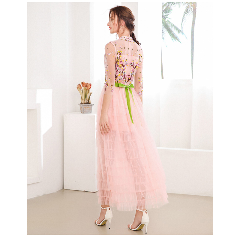 kudapy เดรสยาวสีชมพู ออกงาน ตัวเสื้อเป็นผ้าโปร่งปักลายดอกไม้สีชมพู งานปักสวยมากๆ