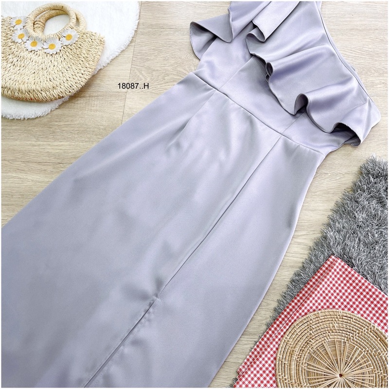 kudapy Maxi Dress แม็กซี่เดรสยาวสีกรม/สีชมพู/สีน้ำตาล/สีเทา/สีแดง ชุดออกงาน เดรสไหล่เบี่ยง ระบาย งานซิปหลัง ผ้าซาร่าเงา