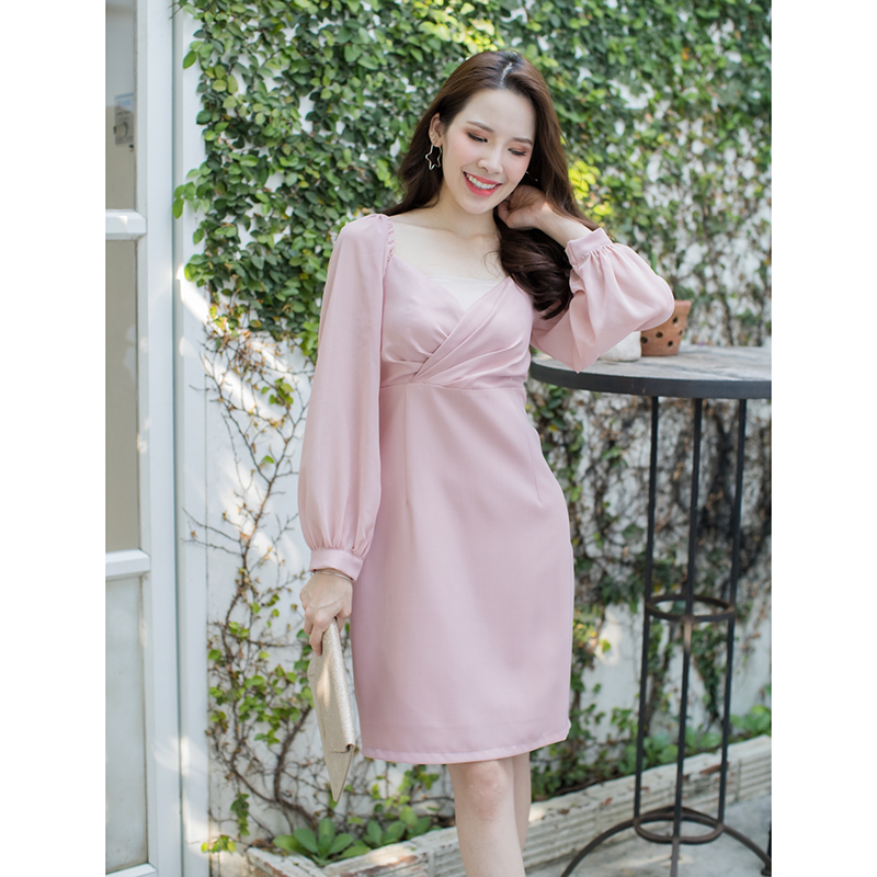 kudapy เดรสสั้นสีชมพู ช่วงคอเป็นคอวี อกจับจีบ ดูเซ็กซี่ แขนเสื้อเป็นผ้าชีฟอง ซีทรู ใส่สวยดูดี กระโปรงทรงสอบ