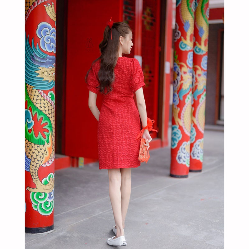 kudapy เดรสสั้นสีแดง ผ้าทอลายนูนดอกไม้