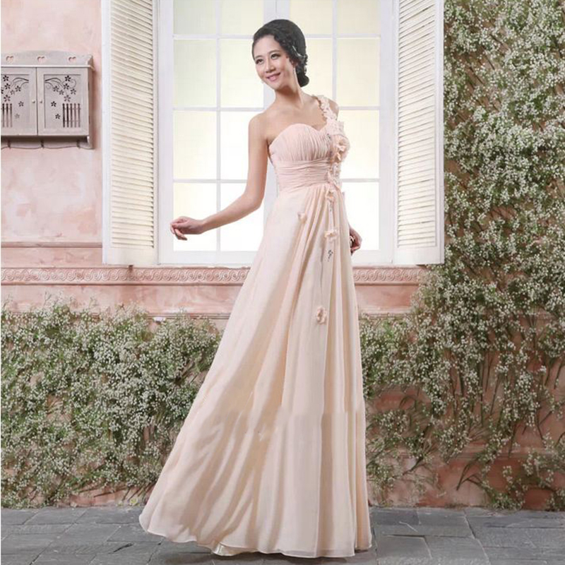 kudapy เดรสราตรียาวสีครีม ไหล่เดียว Champagne คอเว้าหัวใจ แต่งช่อดอกไม้สวยยาวจากไหล่ถึงเอว