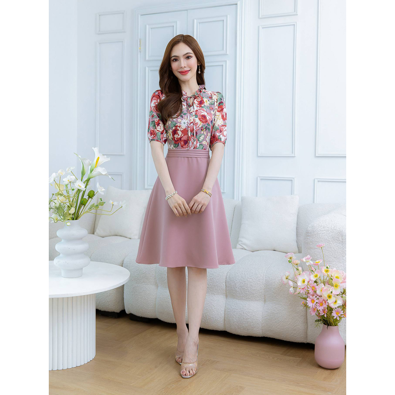 kudapy เดรสสั้นสีครีม/สีชมพูกลีบบัว ลายดอก กระโปรงผ้าพื้น สวยลงตัว มีดีเทลจีบและผูกโบว์ช่วงคอ ช่วงเอวเย็บตีเกล็ดซ้อนเลเยอร์สวย