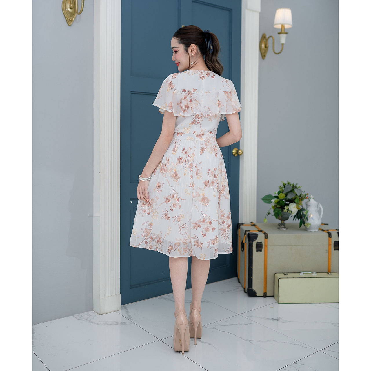 kudapy เดรสสั้นสีครีม/สีชมพูม่วง ผ้าชีฟองลายดอกทรงน่ารัก ช่วงอกระบายรอบตัวคลุมแขน เอวต่อ