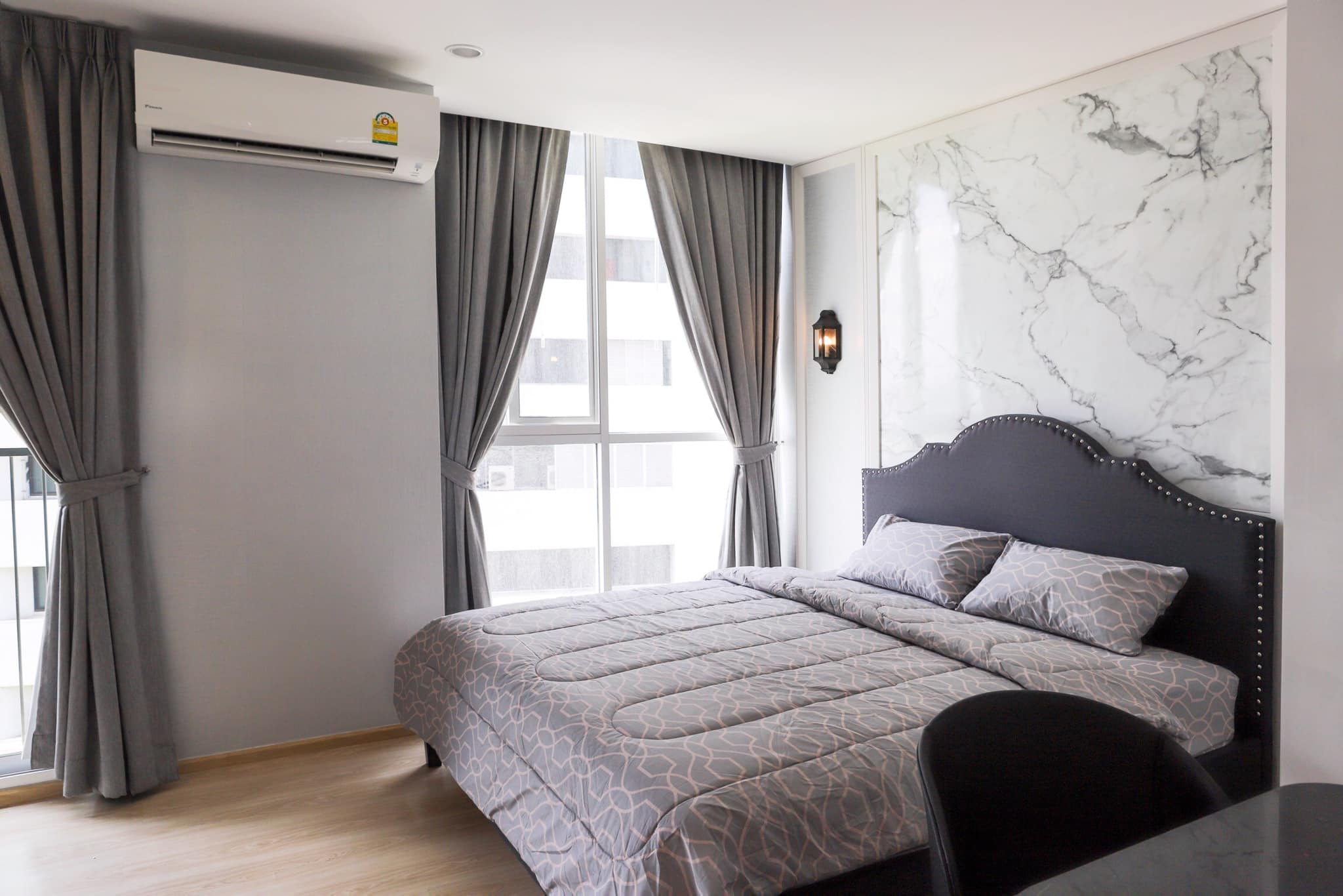 สนใจชมห้องติดต่อได้เลย Line ID: Smile-easy ปล่อยเช่าคอนโด Noble Revolve Ratchada 2 (โนเบิล รีวอลฟ์ รัชดา 2) - 2ห้องนอน 2ห้องน้ำ 1ห้องนั่งเล่น - ใกล้ MRT ศูนย์วัฒนะธรรม - ขนาดห้อง 52.86 ตรม. ชั้น 18