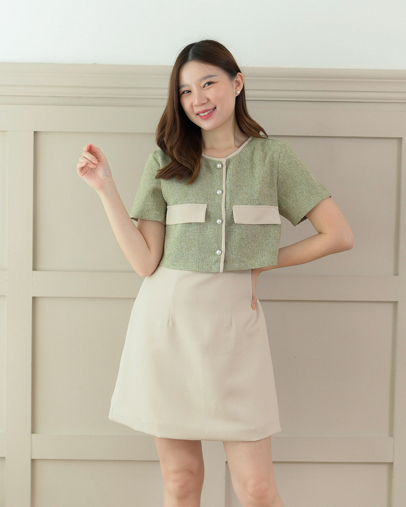 kudapy เดรสสั้นสีเบจ/สีดำ/สีเทาเข้ม/สีชานม ดีไซน์สวย ตัดต่อช่วงตัวคล้ายเชิ้ต เนื้อผ้าชาแนล กระดุมมุกแกะได้จริง แต่งกุ๊นเล่นสีทูโทน เย็บกลับซับในทั้งตัว