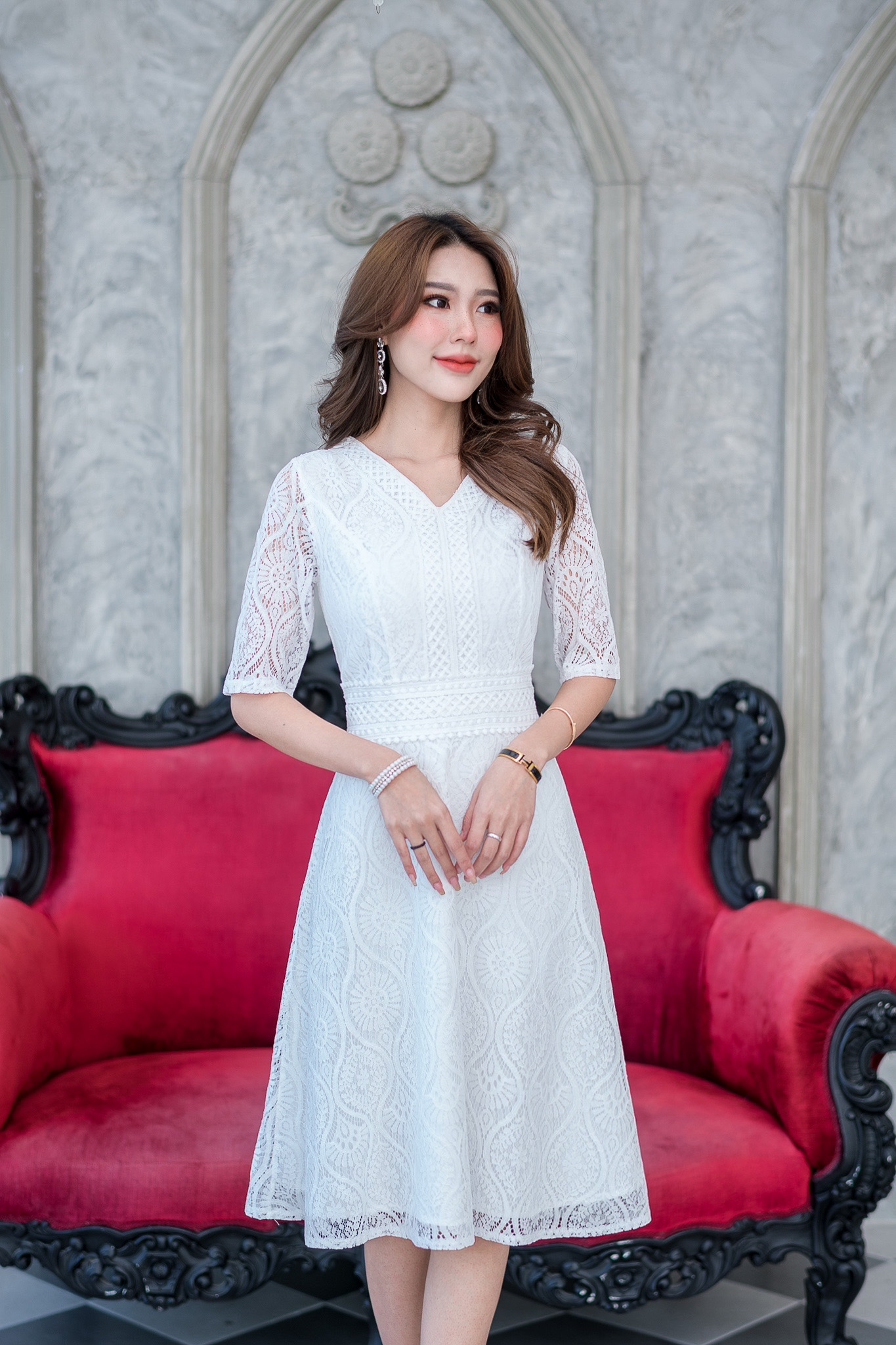 kudapy เดรสสั้นสีขาว/สีดำ ลูกไม้ลายผ้าสวย ดีไซน์ทรงใส่ง่ายแขนยาวกำลังดีปิดช่วงต้นแขน คอวีแต่งลูกไม้รอบคอมาจนถึงเอว