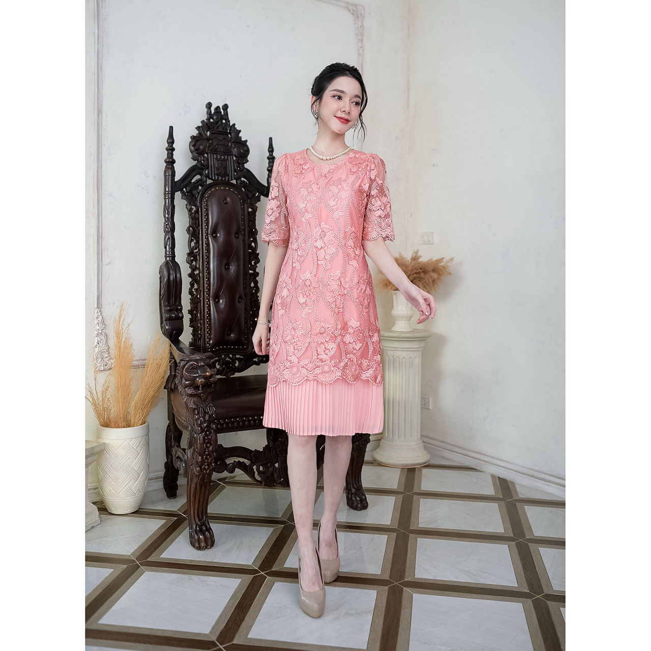 kudapy เดรสสั้นสีแดง/สีชมพุโอรส ผ้าลูกไม้เงาแต่งเลื่อมทั้งชุด สวยเนื้อผ้าดีมาก มีซับในทั้งชุดซิปหลัง