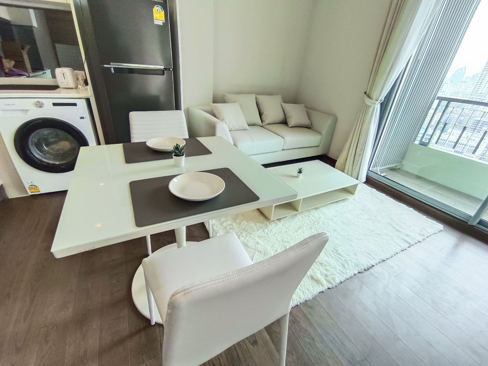 ปล่อยเช่าคอนโด Q Asoke (คิว อโศก) - 1ห้องนอน 1ห้องน้ำ 1ห้องนั่งเล่น - ใกล้ MRT เพชรบุรี - ขนาดห้อง 38 ตรม. ชั้น 21