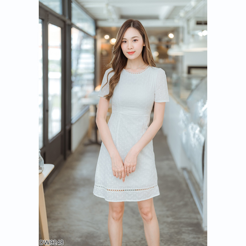 kudapy เดรสสั้นสีชมพู/สีขาว/สีฟ้า ผ้าฉลุลูกไม้แขนสั้นคอกลม สวยดูดีน่ารัก