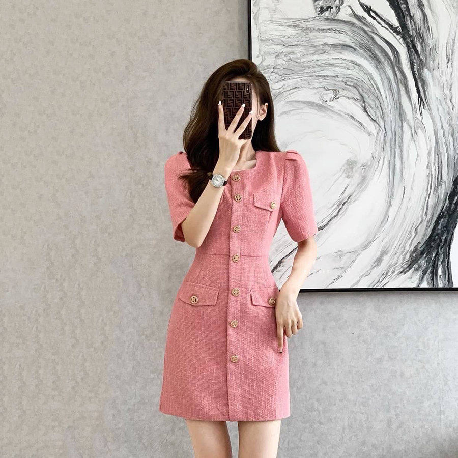 kudapy เดรสทรงสอบ สีชมพู, สีครีม ผ้ากระสอบแต่งกระดุมหลอกด้านหน้า มีซับในทั้งตัว ซิปหลัง ทำจีบที่แขนทำให้ทรงสวย