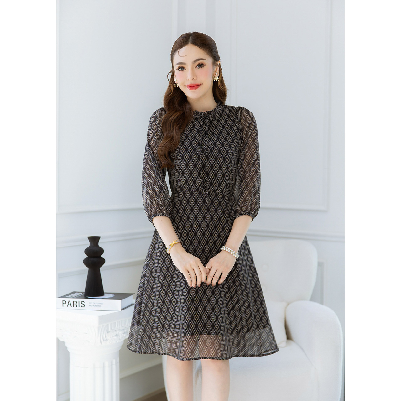 kudapy เดรสผ้าชีฟอง สวยเรียบหรู ใส่สบาย โทนสีดูหรู สีเข้มช่วยพรางหุ่น ลายตารางข้าวหลามตัด ดีเทลคอจีบเล็กผูกโบว์ เป็นแขนสีส่วน