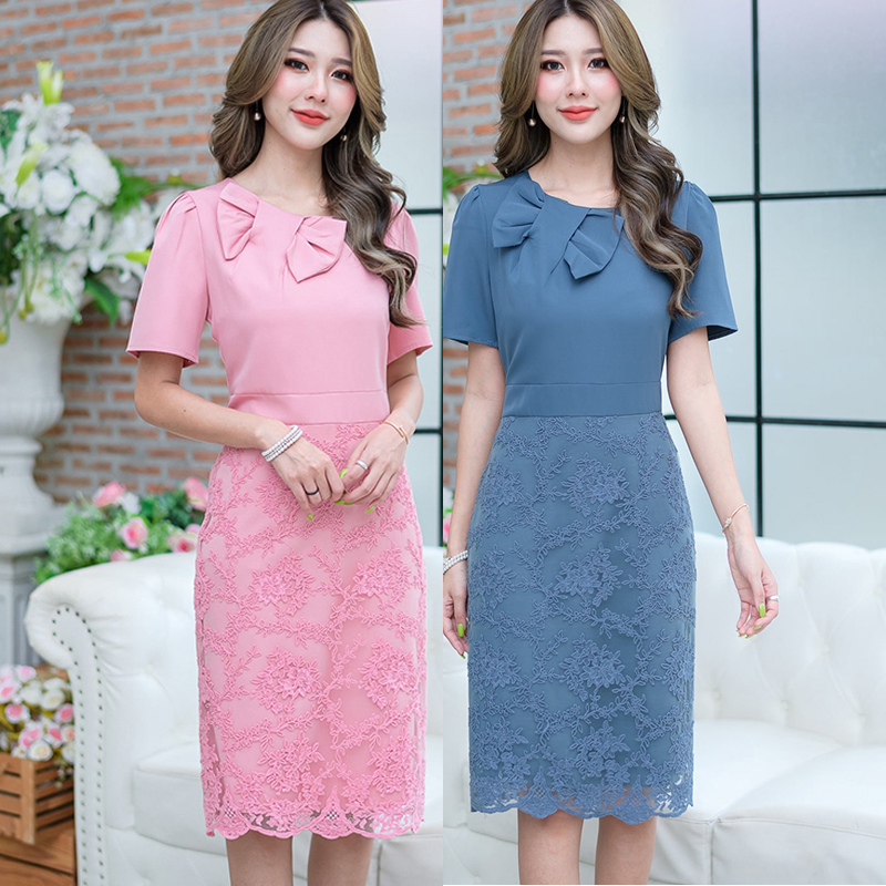 kudapy เดรสสั้นคอกลมแต่งโบว์สีชมพู,สีฟ้าคราม เดรสผ้าพื้นผสมผ้าลูกไม้ ด้านบนเป็นผ้าพื้นเนื้อนิ่มดีไซน์แขนสั้นมีดีเทลแต่งโบว์ช่วงอกแบบสวหวานค่ะ