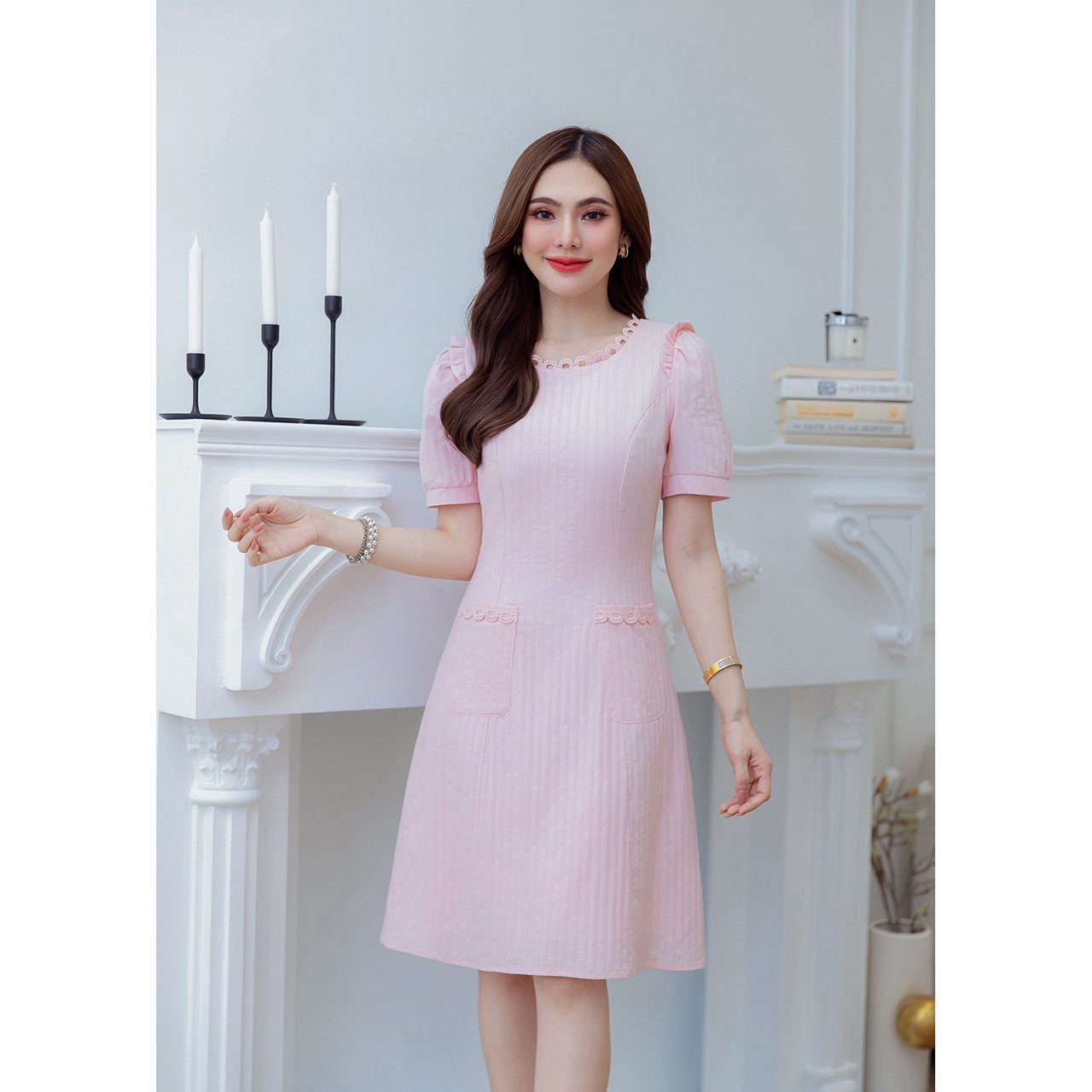 kudapy เดรสสีพื้นสวยหวาน มีดีเทลแต่งลูกไม้รอบคอ แต่งกระเป๋าด้านหน้า ช่วงไหล่มีดีเทลเย็บระบาย