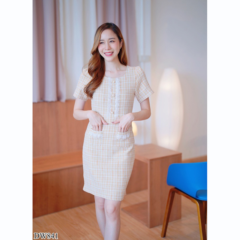 kudapy เดรสสั้นคอลึกสีครีม/สีชมพู/สีฟ้า ผ้าทอแต่งกระดุมมุกลายเส้นสวยดูดี