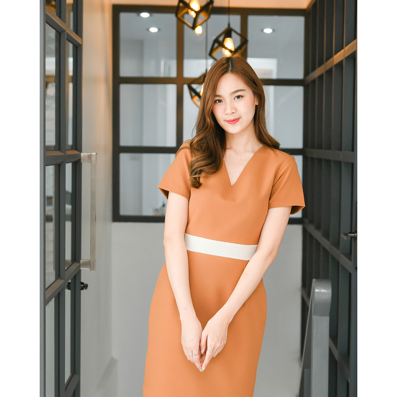 kudapy ฌดรสแขนสั้นคอวี ดีไซน์ทูโทนตัดต่อคาดเอว เข้ารูป ทรงสอบ เนื้อผ้าอยู่ทรง เก็บทรงหุ่นเป๊ะผอมเพรียว