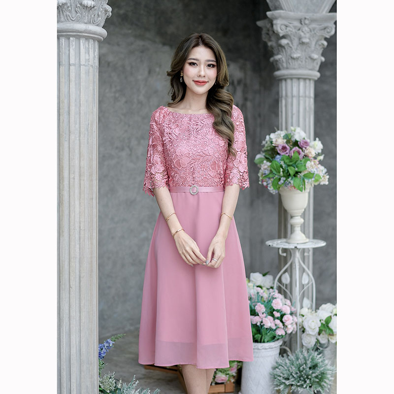 kudapy เดรสสั้นสีชมพู/สีเทา ลูกไม้เงาทรงแขนศอก ด้านบนเป็นผ้าลูกไม้เงาเนื้อดี ช่วงกระโปรงเป็นผ้าชิฟฟ่อนพริ้วๆ ทรงบานเล็กน้อยกำลังสวย