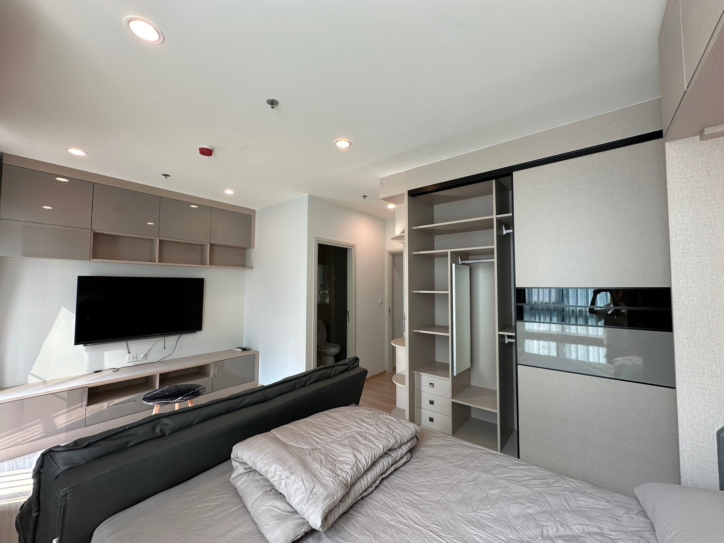 ให้เช่าคอนโด Noble Revolve Ratchada (โนเบิล รีวอลฟ์ รัชดา) - โซนพื้นที่ MRT ศูนย์วัฒนธรรม 2ห้องนอน 2ห้องน้ำ - ขนาดห้อง 54 ตรม. ชั้น 19