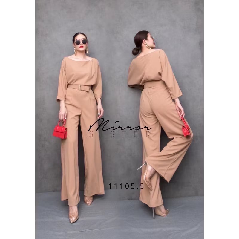 kudapy จัมพ์สูทขายาว ช่วงบนเป็นเสื้อไหล่ตกหรือปาดไหล่ ช่วงกางเกงทรงกระบอกใหญ่ มาพร้อมเข็มขัด