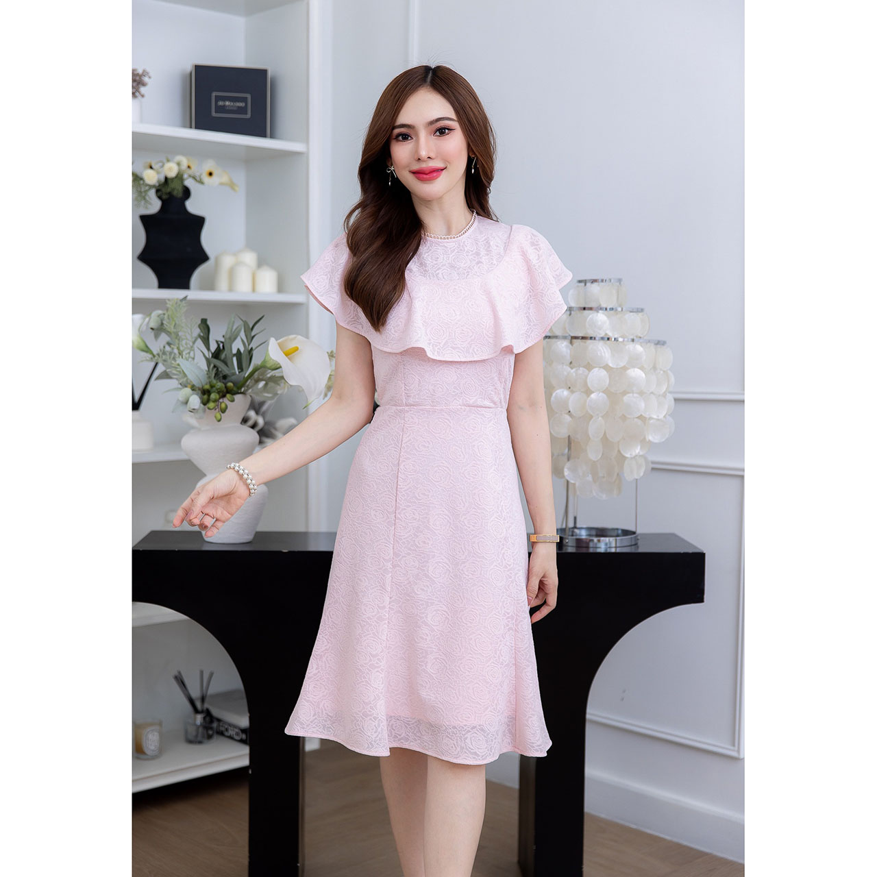 kudapy เดรสสั้นสีชมพู/สีขาว ผ้าลูกไม้ มีเทคเจอร์ ยืดหยุ่นได้ ดีเทลระบายช่วงอก แต่งลูกไม้รอบคอ ช่วงกระโปรงระบายหางปลาสวยแบบพอดี