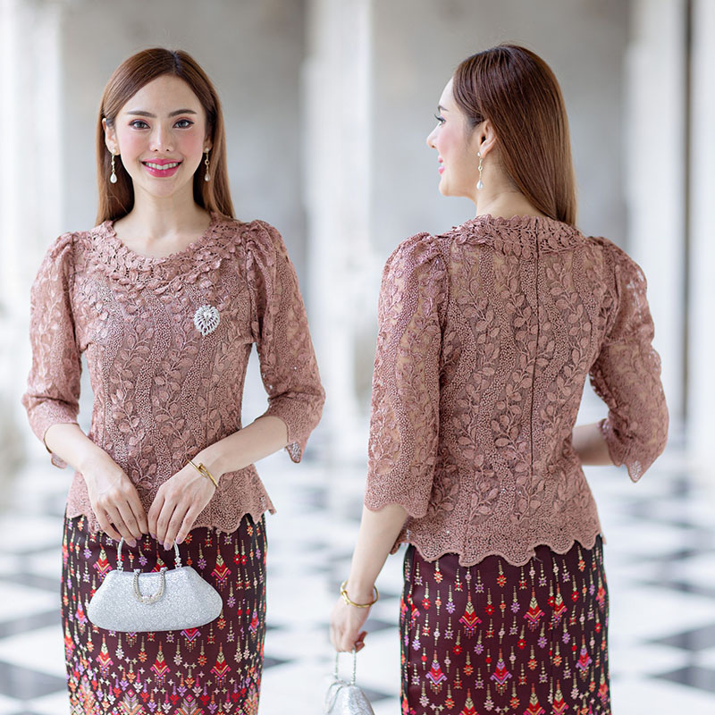 kudapy (เฉพาะเสื้อ) เสื้อลูกไม้สีน้ำตาล/สีขาว/สีชมพู ตัวเสื้อใช้ผ้าลูกไม้ใยบวบเนื้อดีลายลูกไม้แน่นทั้งตัว คอกลมสูง ตัวเสื้อมาพร้อมซับในเนื้อดีในตัว มีซิปหลังสวมใส่ง่าย