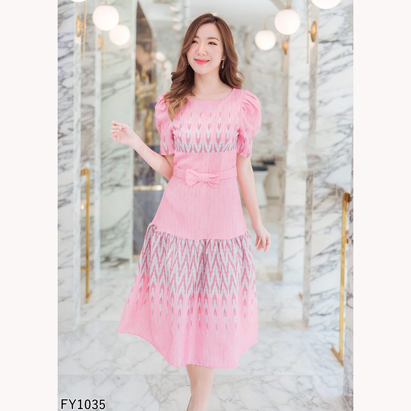 kudapy เดรสผ้าไทยยาวคลุมเข่าสีกรม/สีชมพู คอกลมแขนตุกตา ติดโบว์รัดเอวลายไทยสวยใส่สบายดูดี ซับหลังอย่างดี