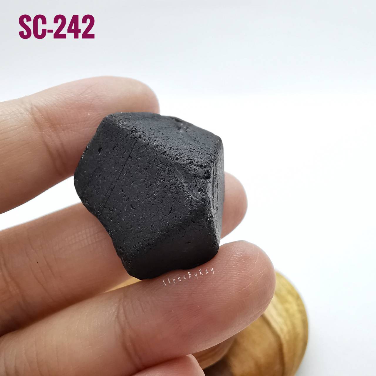 นิลก้อนธรรมชาติ (Black Spinel)