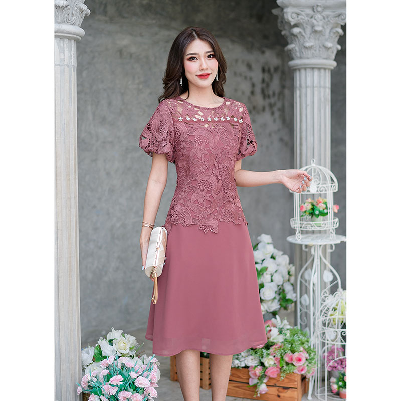 kudapy เดรสสั้นสีน้ำตาลแดง/สีชมพูกลีบบัว ลูกไม้ผ้าสวย ตัวนี้ดีไซน์เก๋คะ เป็นเดรสชีฟองคลุมเสื้อลูกไม้ ทรงแขนสั้นแต่ปลายแขนเย็บจั้มด้านใน