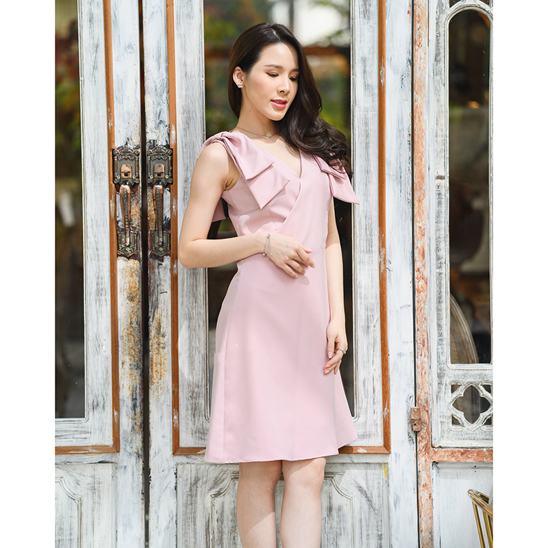 kudapy เดรสสั้นสีเขียว/สีชมพู/สีฟ้าคราม/สีครีม ดีไซน์ใหม่ ช่วงไหล่แต่งโบว์ 2 ข้าง ทรงเสื้อเป็นคอวีป้าย ต่อด้วยกระโปรงทรงเอ ใส่ได้ทั้งออกงาน