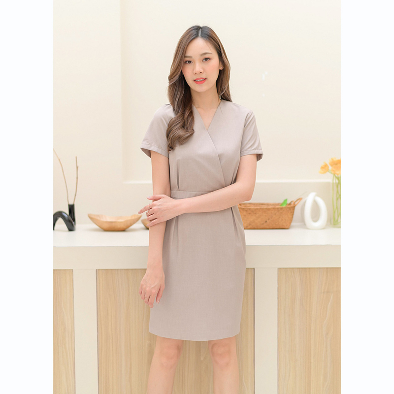 kudapy เดรสสั้นสีกกรม/สีเบจ/สีแดงเข้ม/สีน้ำตาลเทาหม่น ทรงสอบ ดีไซน์จีบทวิสที่เอว