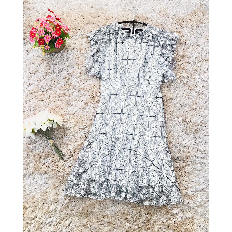 kudapy เดรสสั้นผ้าลูกไม้สีขาว ลายเส้นสีดำ แขนเสื้อทรงระบายสวยดูดี