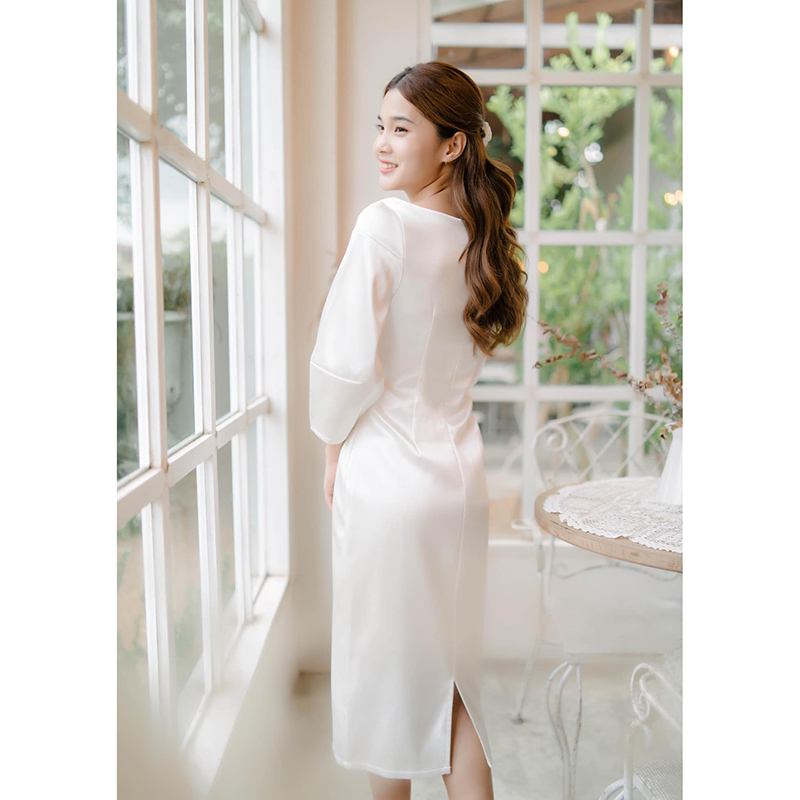 kudapy เดรสสั้นสีขาว/สีชมพูเข้ม/สีชมพูอ่อน/สีเขียวมิ้นท์/สีกรมท่า ทรงเรียบหรู ลัคชูรี่ลุคมากๆคอวี แขนศอก ใส่สบายกระโปรงสอบ ผ่าหลังเดินง่าย