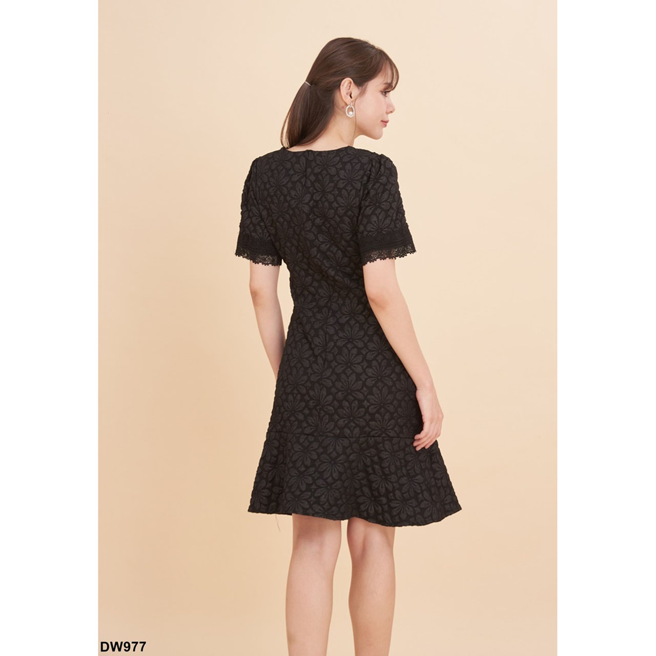 kudapy เดรสสั้นสีดำ/สีม่วง ลายนูนคอลูกไม้ ใส่ออกงาน ใส่ทำงาน สวยดูดี