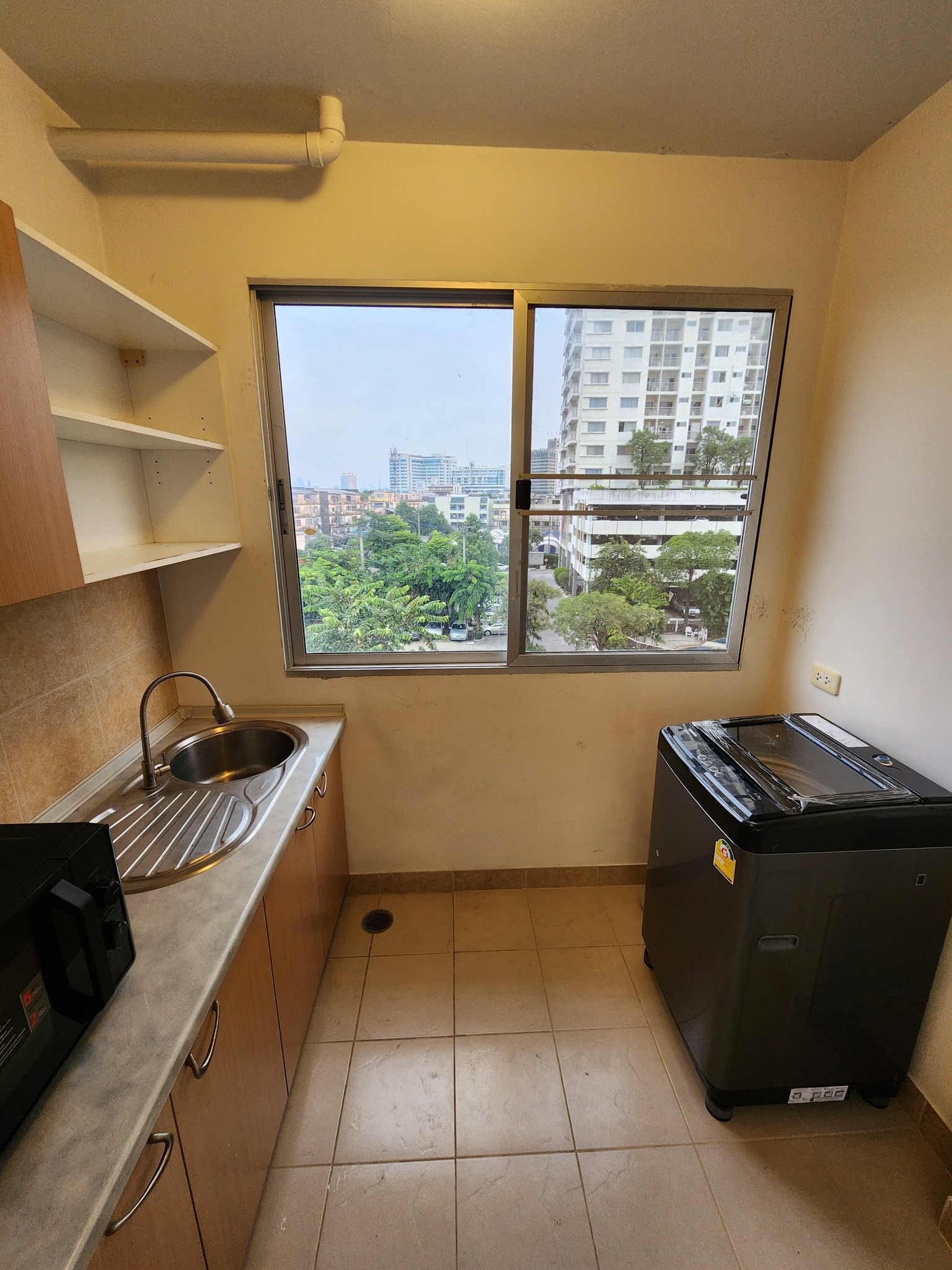 ห้องเฟอร์เครื่องใช้ไฟฟ้าใหม่ เพิ่ง renovate ซิตี้ โฮม รัชดา – ปิ่นเกล้า ให้เช่าห้องครัวปิด สอบถามแอด Line ID : Smile-easy