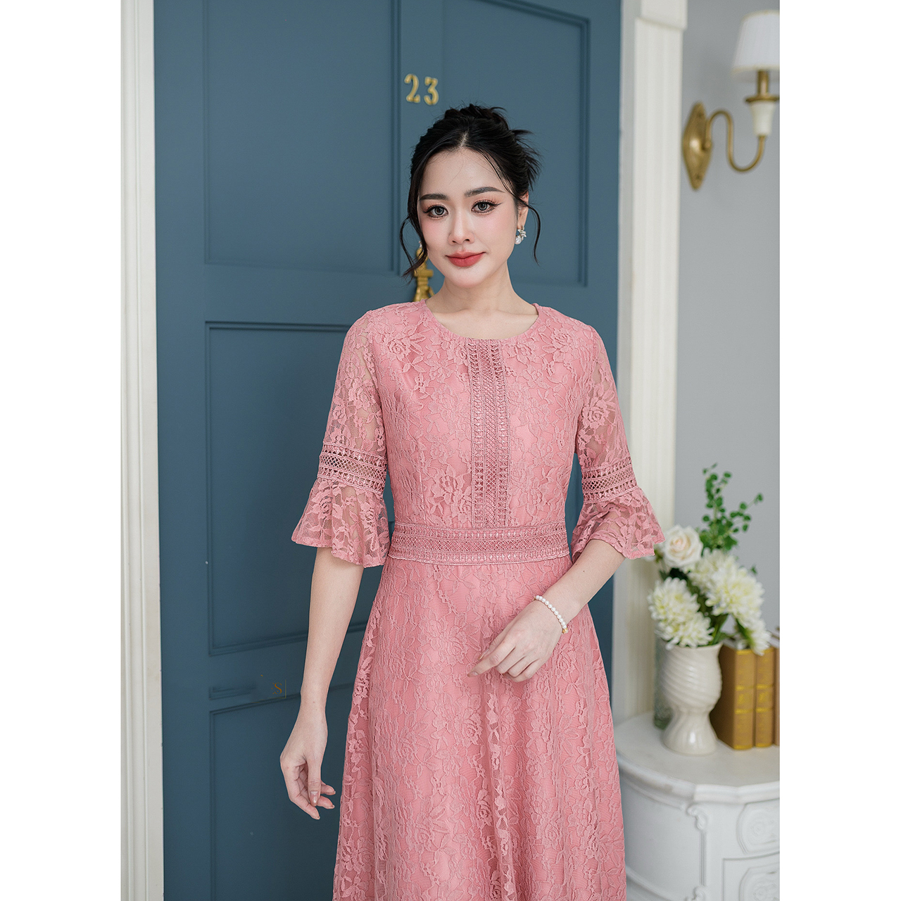 kudapy เดรสยาว ผ้าลูกไม้ลายดอก ดีไซน์แต่งคาดด้วยลูกไม้ช่วงเอว มีซับในทั้งชุด แต่งซิปหลัง