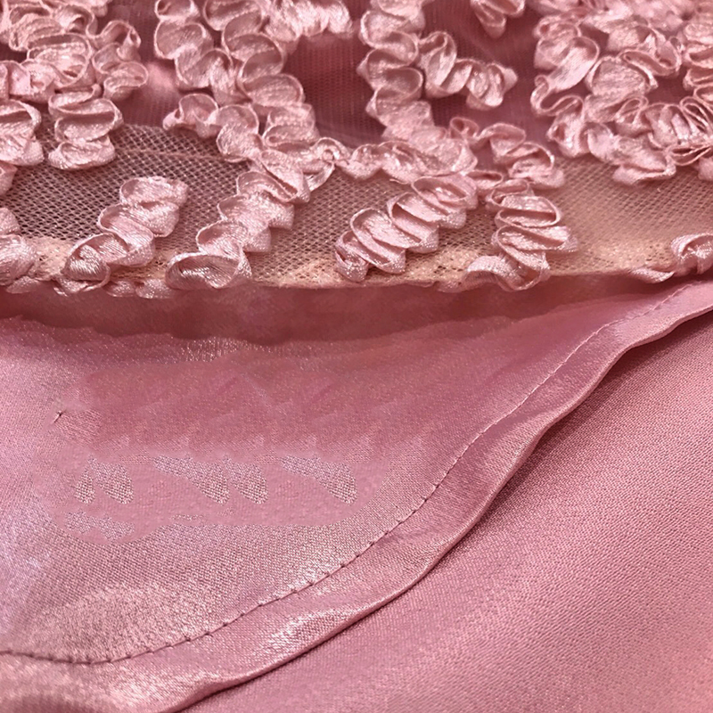 kudapy เดรสสั้นออกงาน ผ้าลูกไม้สีชมพู กระโปรงดีไซน์เป็นทรงหน้าสั้นหลังยาว