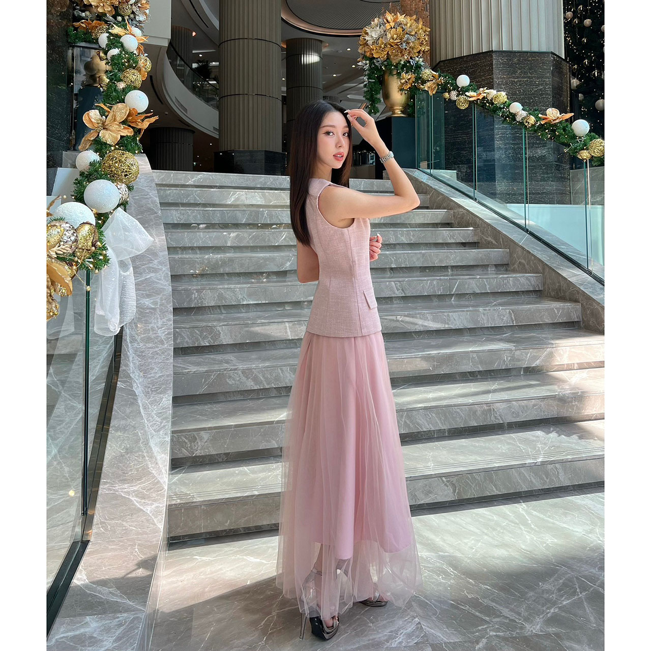 kudapy ชุดเซ็ทเสื้อแขนกุดทรงเข้ารูปแต่งกระดุมจริงสีทอง ตกแต่งกระเป๋าเสื้อให้ดูโดดเด่น(กระเป๋าหลอก)