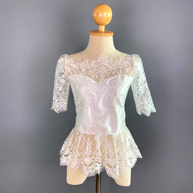 kudapy ชุดไปงานที่คุณแต้วใส่ เซตเสื้อลูกไม้สีขาว+กระโปรงผ้าไหมลายไทยสีขาว เสื้อทรงเปิดไหล่แบบเซ็กซี่นิดๆ งานสวยมากค่ะรุ่นนี้