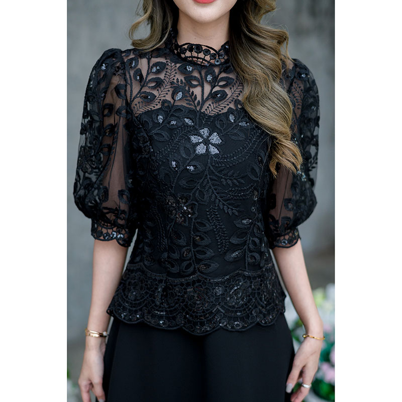 kudapy เดรสสั้นสีดำ ลูกไม้ปักเลื่อมดีไซน์ต่อกระโปรงชิฟฟ่อนพริ้วๆ ช่วงคอเสื้อดีไซน์คอคั้งด้วยเชิงผ้าลุกไม้