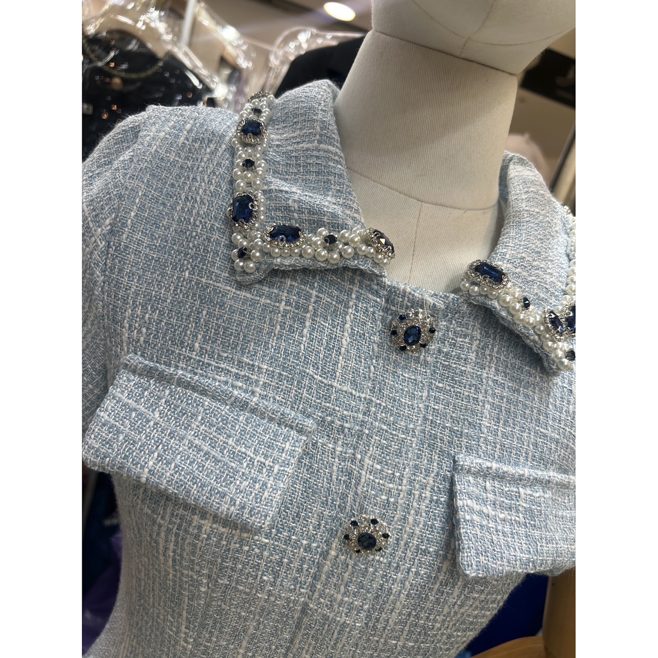 kudapy เดรสแขนสั้นผ้าพรีเมียมทวิต คอปกแต่งด้วย ลูกปัดคริสตัลและมุก กระดุมด้านหน้าแบบ เพชรคริสตัล (กระดุมตกแต่ง) เดรสเป็นซิปด้านหลังทำให้ใส่ได้ง่าย