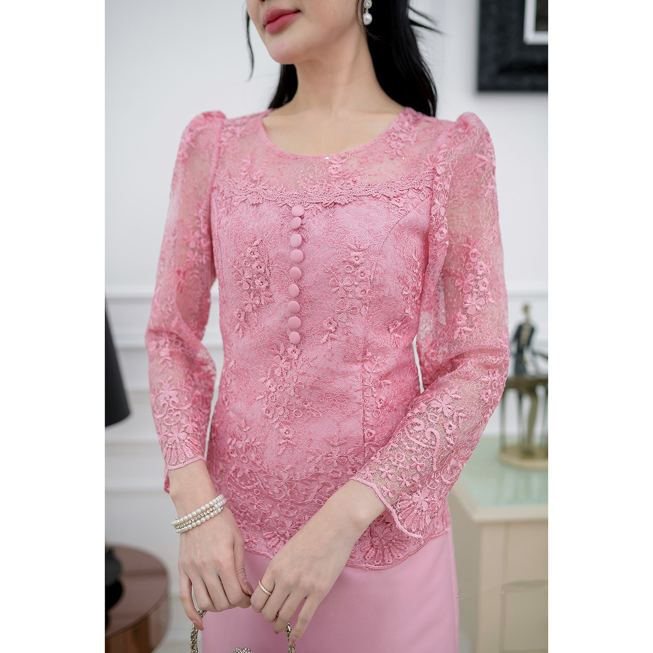 kudapy เดรสผ้าไหมแต่งลูกไม้ช่วงบนดีไซน์แขนยาวทรงสวยสุภาพ แต่งกระดุมด้านหน้าเรียงตัวสวย/เดรสผ้าไหมช่วงบนดีไซน์เย็บคลุมด้วยลูกไม้ซีทรูปักลายดอกไม้สวยหวาน