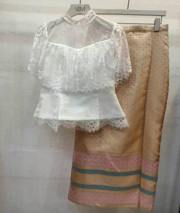 kudapy เซท 2ชิ้น เสื้อลูกไม้สีขาว+ผ้าถุงโทนสีทอง เสื้อลูกไม้แขนแขนกุด แต่งระบายรอบอก