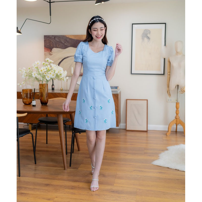 kudapy เดรสสั้นสีชมพู/สีกรม/สีฟ้า ผ้าปักกระโปรงเข้ารูป แต่งกระดูมหน้ากระโปรงสวยดูดี