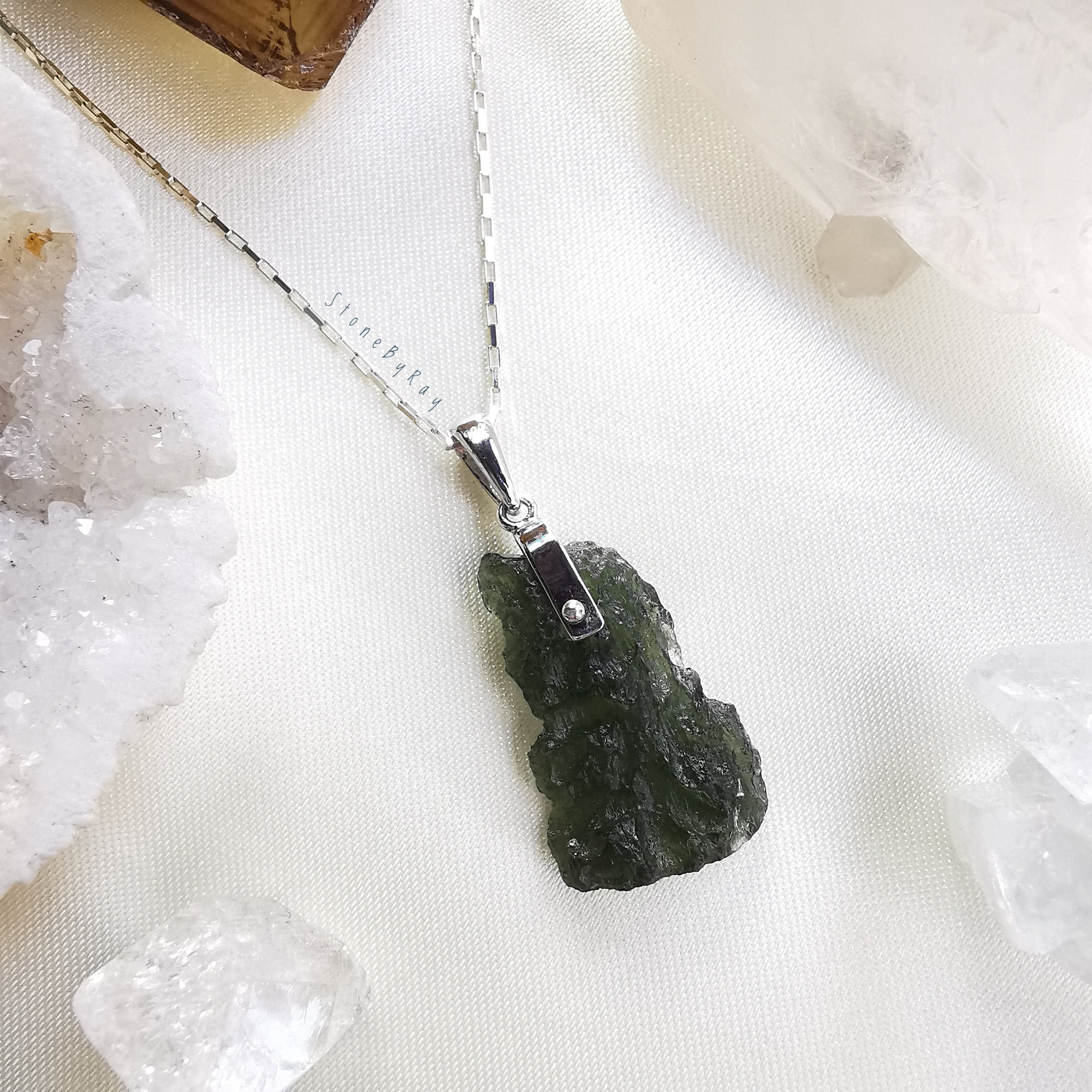 สร้อยคอเงินจี้สะเก็ดดาวโมดาไวท์(Moldavite)